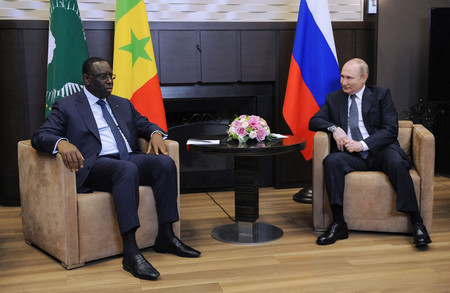 会談するロシアのプーチン大統領（右）とセネガルのサル大統領＝３日、ロシア南部ソチ（ＡＦＰ時事）