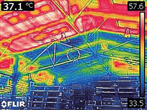 「EMW遮熱シート」温度検証。青い部分が施工した場所
