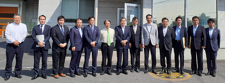 森山裕検討委員長（中央）、江藤拓調査会長（右から5人目）ら視察団