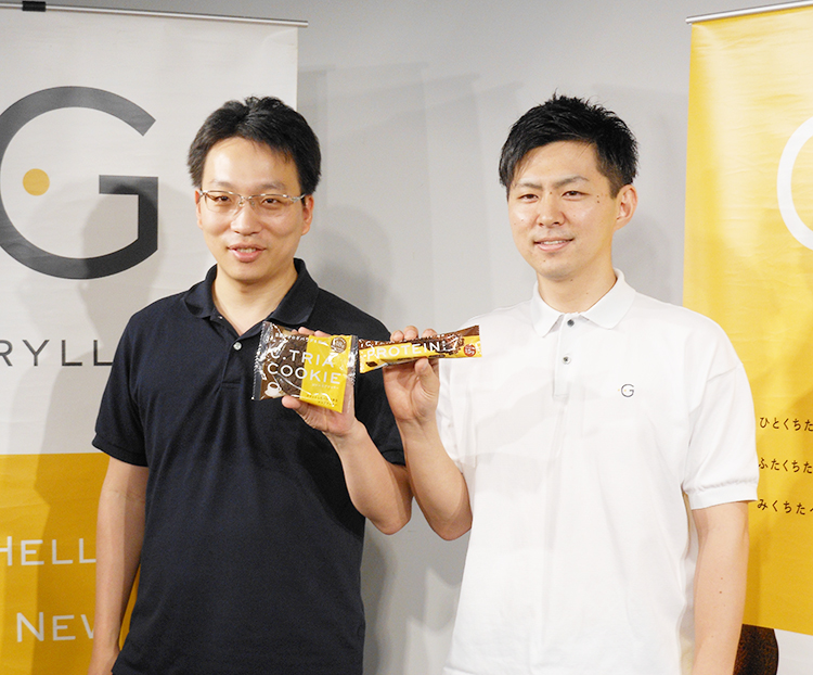 渡邉崇人CEO（左）と西郷琢也マネージャーが新商品を紹介