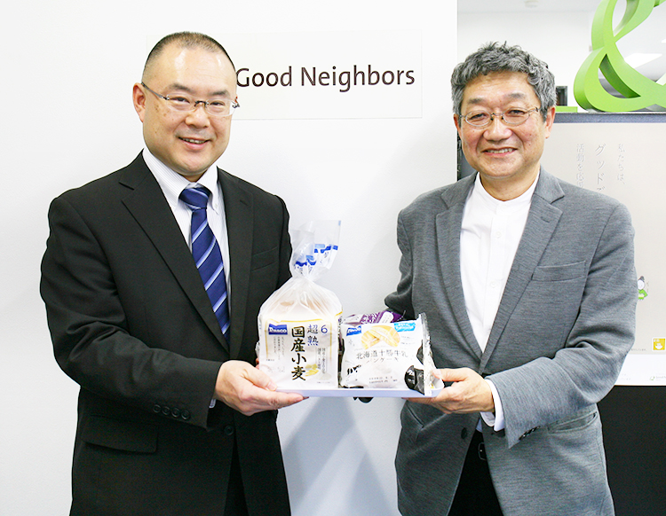 パンの提供を受ける小泉智GNJP事務局長（左）と盛田兼由敷島製パン専務