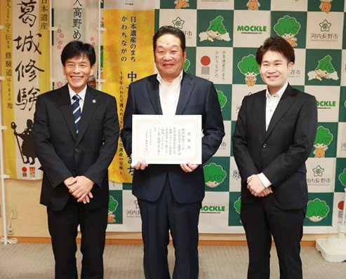島田智明市長（左）より感謝状が贈られた