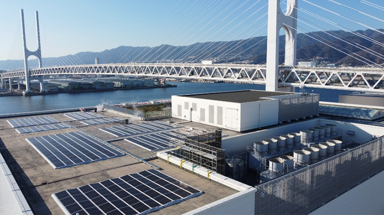 神戸工場屋上に設置した太陽光パネル