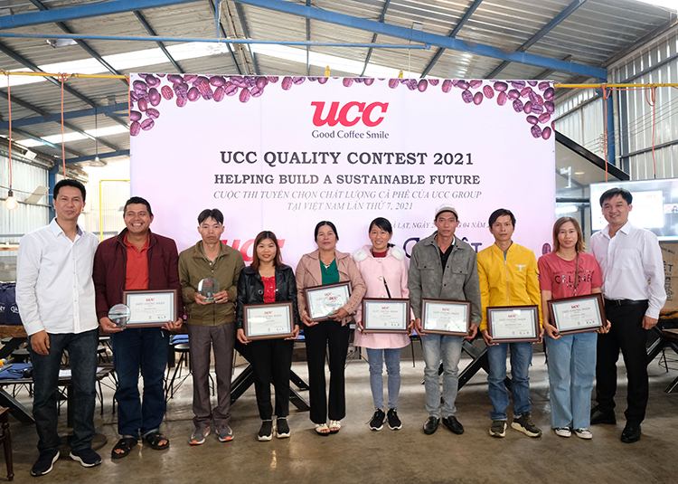 生産者支援の一環として2021年にベトナムで開催されたUCCグループの品質コンテスト（写真は表彰された現地の生産者）
