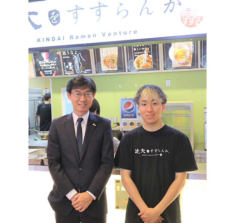 高村祐輝ケンミン食品社長（左）と、西奈槻やるかやらんか代表取締役