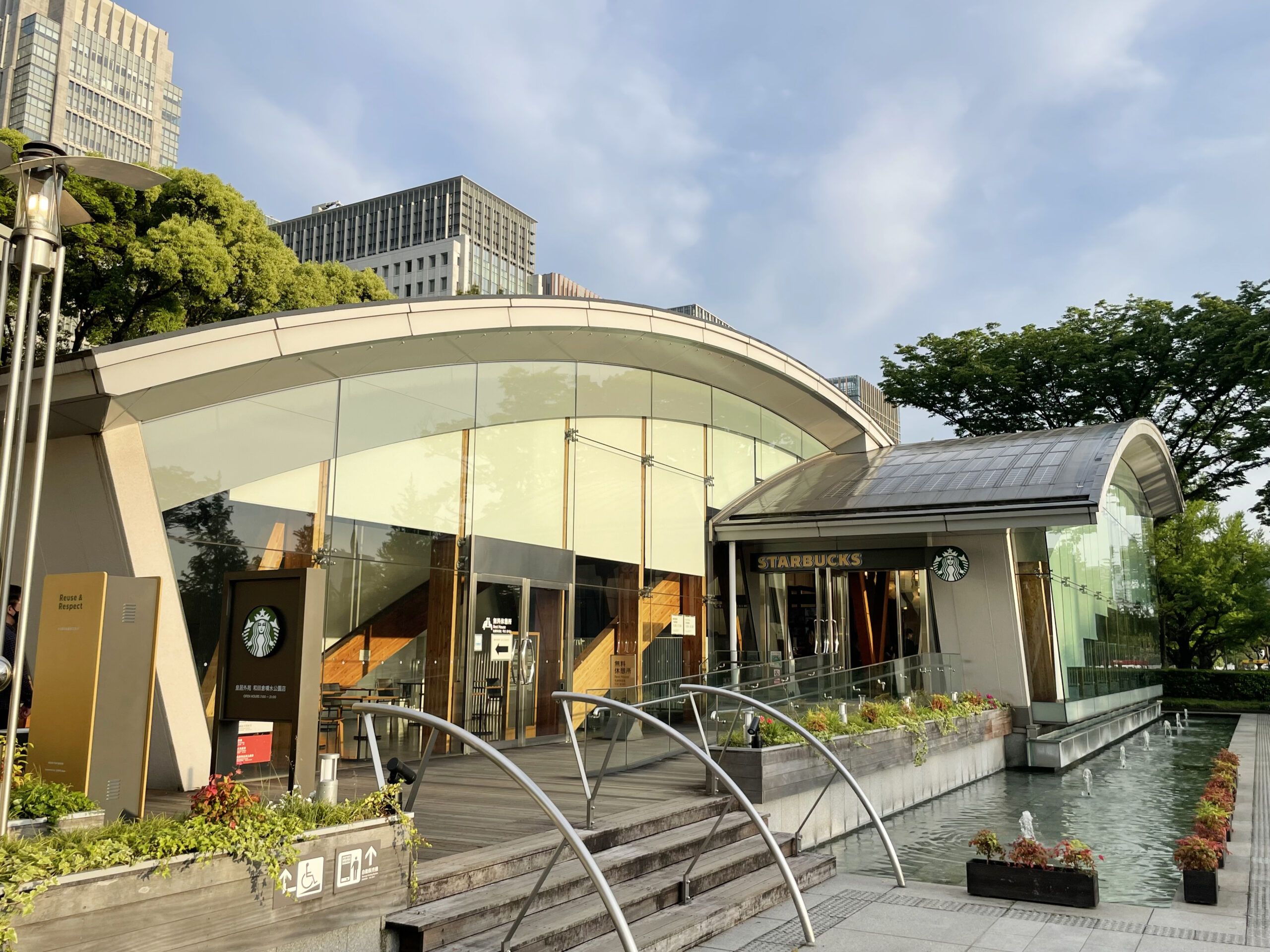 21年12月「スターバックス　コーヒー　皇居外苑　和田倉噴水公園店」が開業。環境負荷低減の実証実験を行う「グリーナーストア」と呼ばれる環境配慮型店舗の日本1号店