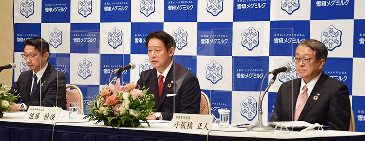左から太田喜朗北海道本部長、佐藤雅俊社長、小板橋正人常務