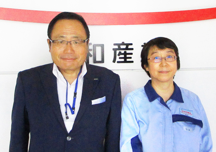 山口龍也取締役執行役員（左）と仙波美智代執行役員船橋工場長