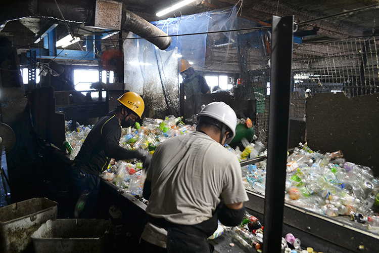 清涼飲料特集：リサイクル　中間処理業者の現状　過酷な環境、人手不足を懸念