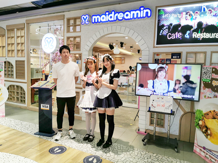 メイド喫茶「めいどりーみん・MBK店」と経営者の上田好伸さん。多くの客でにぎわっている＝タイ・バンコクで小堀晋一が6月10日写す
