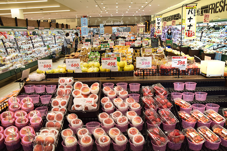 夏物フルーツや野菜が目を引く札幌市内スーパー店内
