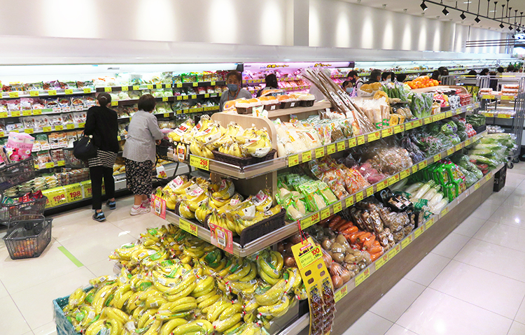 ウエルシア薬局は生鮮食品や惣菜を含めた食品を強化した店舗を開発（写真はウエルシアイオンタウン幕張西店）