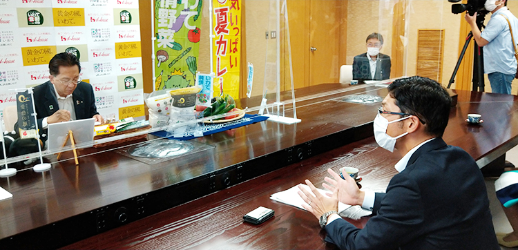 ハウス食品、夏野菜カレーキャンペーン　達増岩手県知事訪問