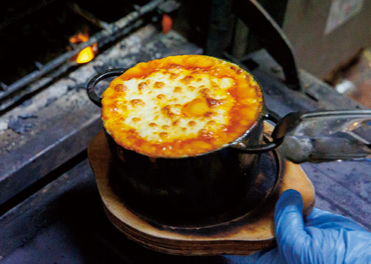 250℃のオーブンで5分間温めた後、提供直前にバーナーで炙る。この2工程によりグツグツ状態を維持させる
