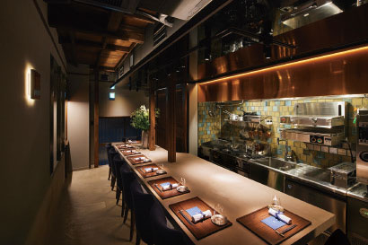 21年11月にオープンした古民家フレンチ「RESTAURANT HYENE」（東京・表参道）はカウンター8席・個室6席の作り。カウンター越しにシェフの調理する様子が見られる