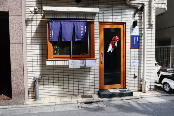 7月にオープンした「風見堂」（東京・中目黒）は約7坪の小規模店舗で、1～2人客が気軽に立ち寄れる酒場を目指している