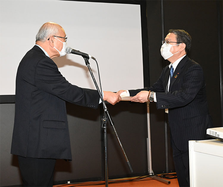 日本食糧新聞社賞の中田圭二日清食品会長（右）に表彰状を授与する今野正義日本食糧新聞社会長CEO