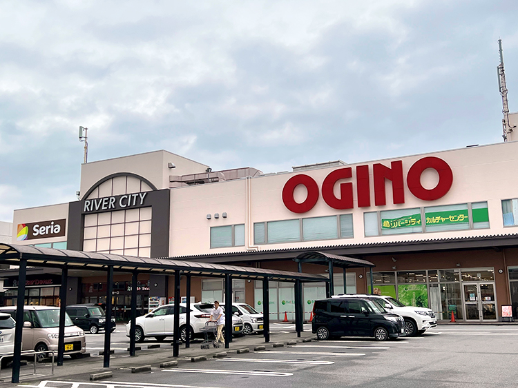 21年12月に売場規模を縮小して再出発したオギノ・リバーシティ店（山梨県中央市）