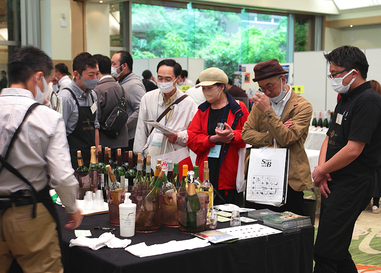 3年ぶりの開催でにぎわいが戻った酢徳の総合食品展示会（6月、軽井沢町）