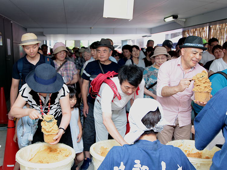 竹屋の恒例夏祭り「みそプラザ」は10月に開催予定。「できる形で地域に感謝を」と同社＝19年8月の「みそプラザ2019」（諏訪市の竹屋本社）