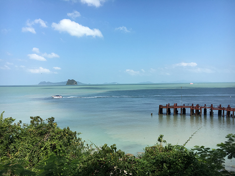 食による健康増進型リゾートを進めるサムイ島では大橋の建設が計画されている＝2018年2月、対岸のナコーンシータマラート県から小堀撮影
