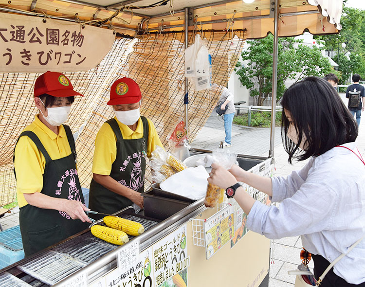 地域の食景色 大通公園名物とうきびワゴン 香ばしさに誘われて 日本食糧新聞電子版