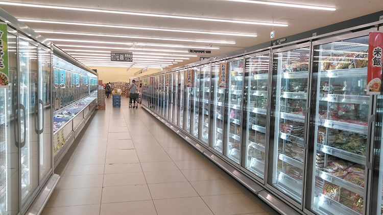 需要の高い冷凍食品は売場展開を広げ、幅広いラインアップで対応している