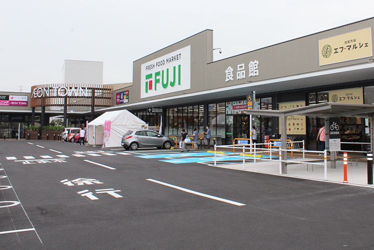 フジ四国中央店はフジがイオンと提携した際にイオンのショッピングセンターへ初めて出店した店舗だ
