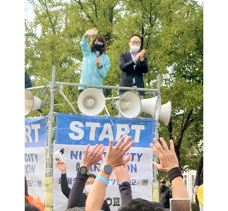 スタート前に応援に駆けつけた佐藤元サトウ食品社長（右）とゲストランナーの高橋尚子