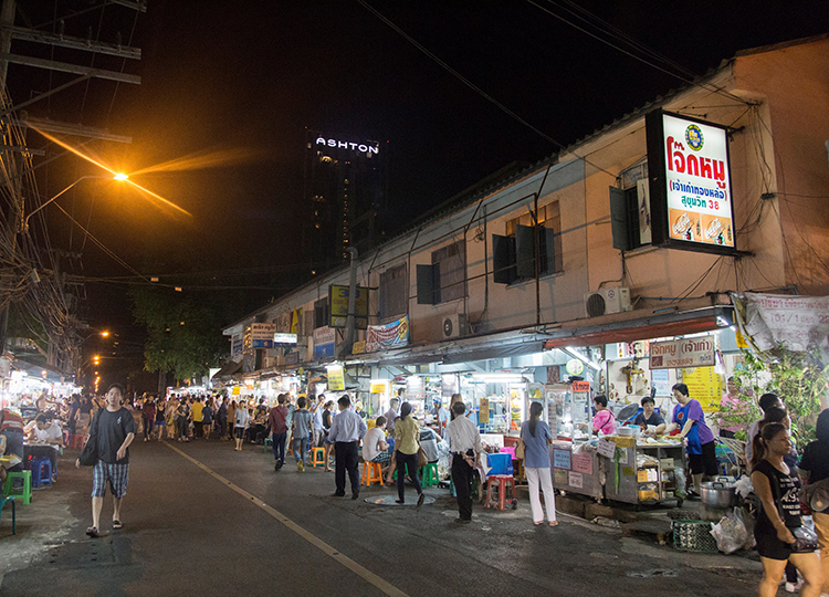 タイの飲食屋台　政争で消滅の危機