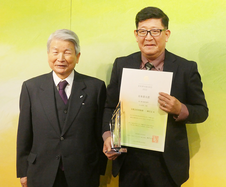 柳澤伯夫日本茶インストラクター協会理事長（左）と西海園（長崎県）二瀬浩志代表