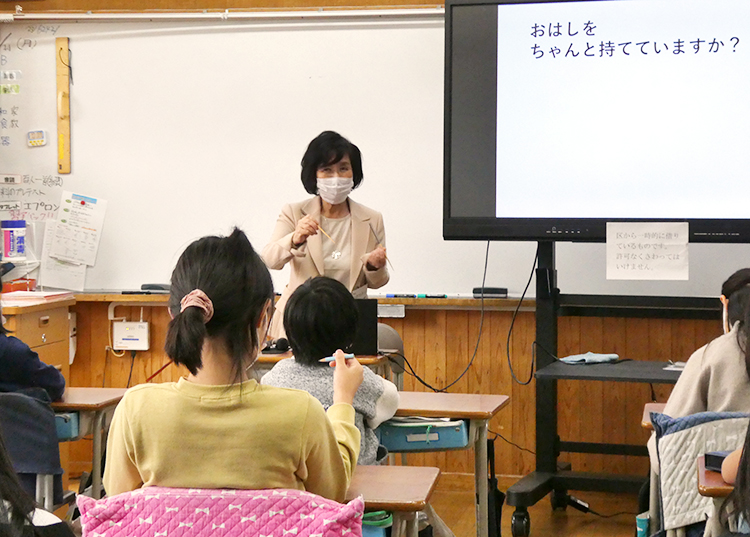 津久戸小学校では出前授業も開催。後藤加寿子副会長が「三角食べ」の利点などを伝えた