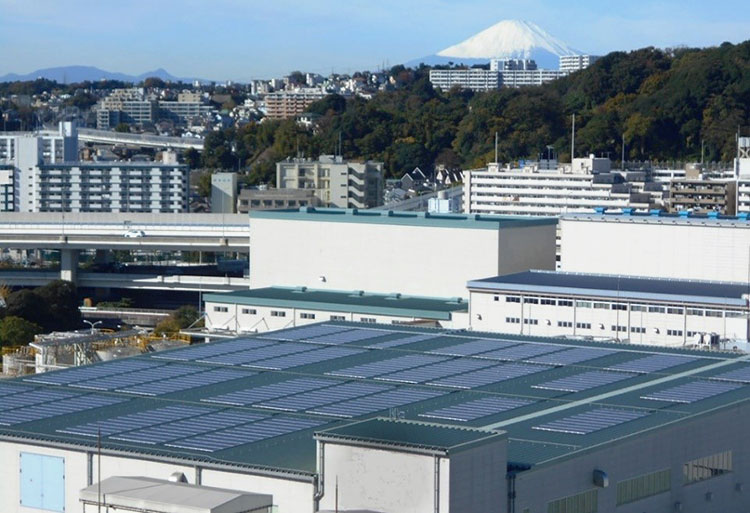設置する太陽光発電パネル（横浜磯子工場）