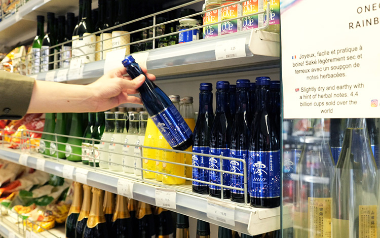 フランスのスーパーの棚に並ぶ日本酒