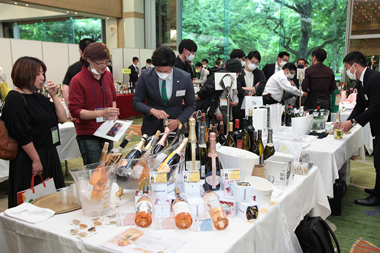 3年ぶりの開催に沸いた22年6月の酢徳・総合食品フェア（軽井沢町）。来場者、出展者の双方から「待っていた」の声が挙がった