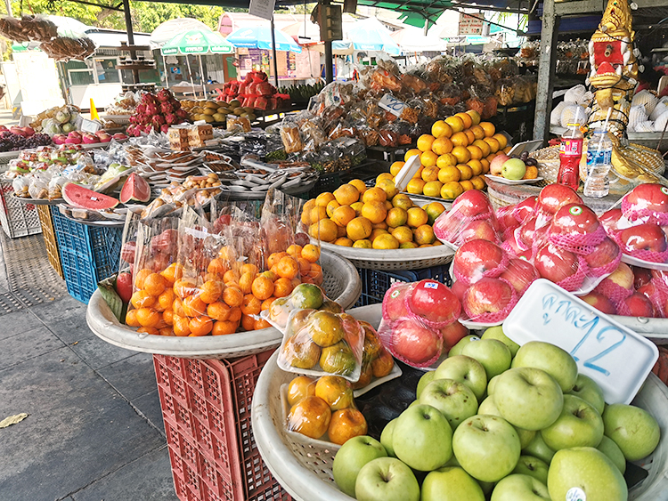 タイの青果店には色とりどりのみずみずしい果物が並べられている＝2日、タイ・バンコクで小堀写す