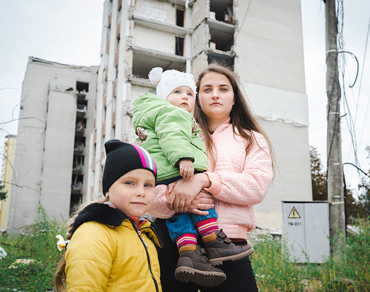 ウクライナ北部のチェルニヒウに5歳と1歳8ヵ月の娘たちと住むアリーナ（27歳）さん。このすぐ隣にある自宅も爆撃の被害を受けた（（C）WFP/Antoine Vallas）