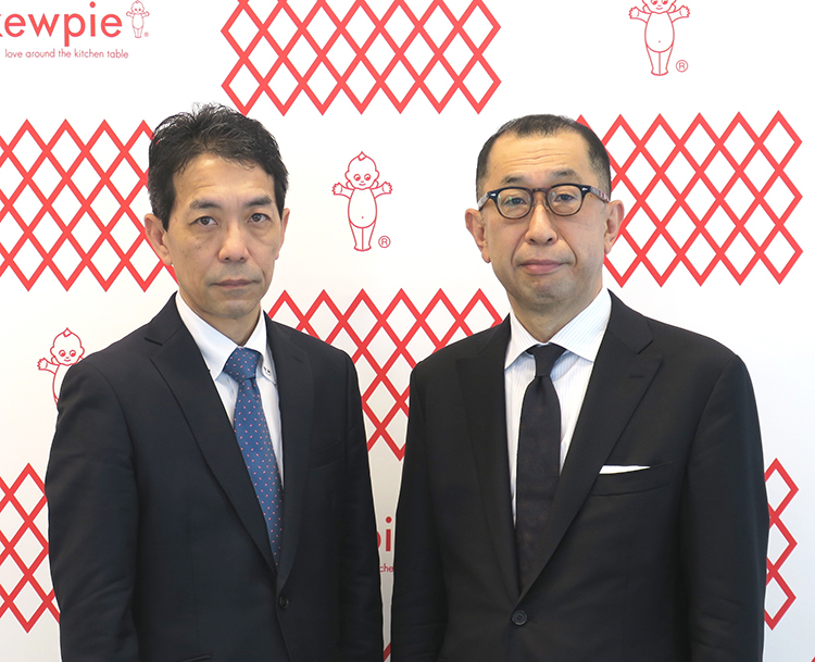 1日のオンライン発表会で岩田清司執行役員フードサービス本部本部長（右）と田村則之同本部開発部部長