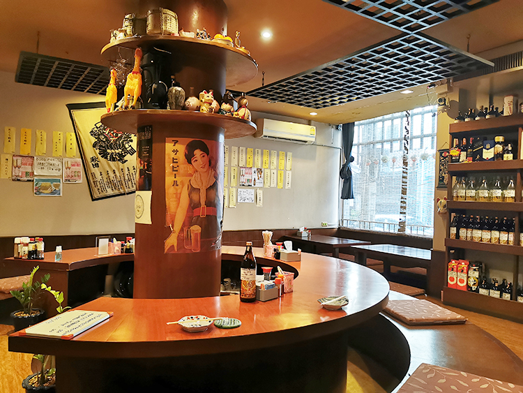 居酒屋「もりもり」の店内。純和風の造りとなっている＝タイ・バンコクで小堀晋一が1月31日写す