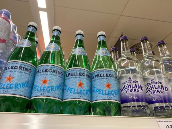 英国のスーパーに並ぶボトルウオーター