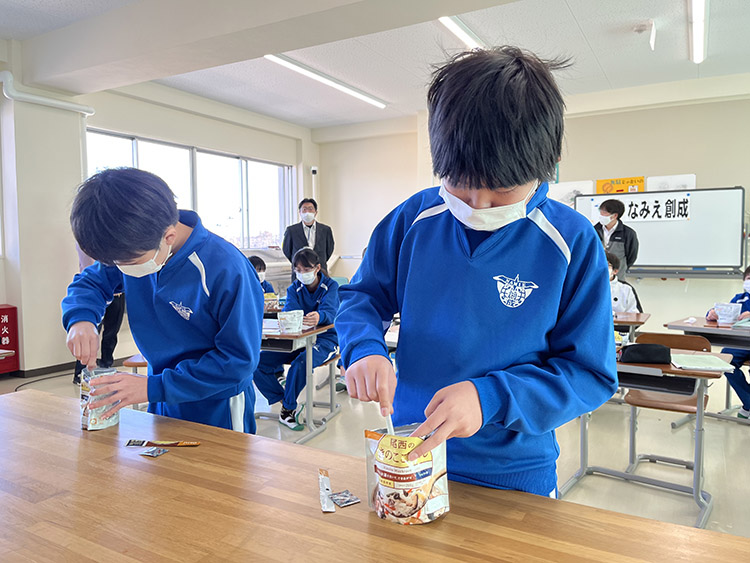 アルファ米について学ぶなみえ創成小学校の児童