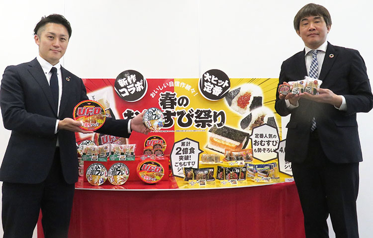ファミリーマートは日清食品とコラボで商品化。日清食品の猪井正史氏（左）とファミリーマートの田澤勲氏