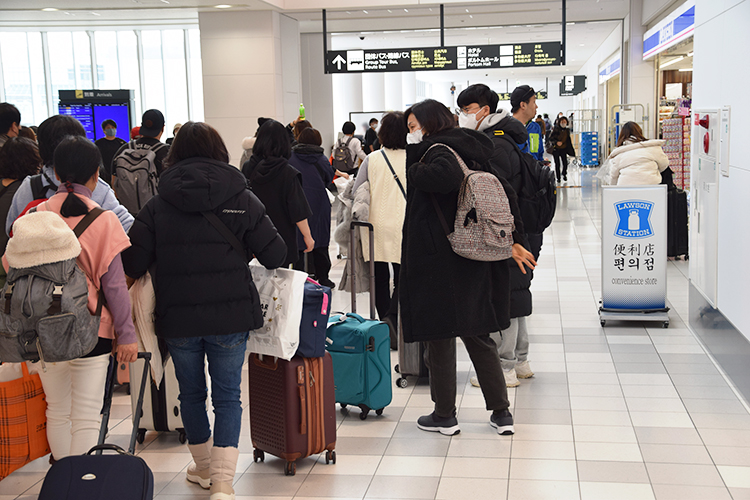 海外から多くのツアー客が到着する新千歳空港国際線ターミナル＝2月8日撮影