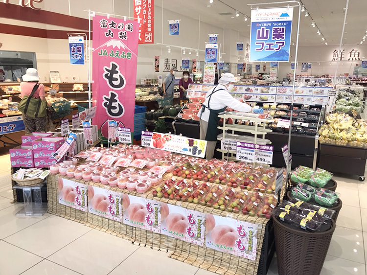 静岡県のオギノ店舗で行った「バイ・ふじのくに」キャンペーンの「山梨フェア」。リニア工事ではもめているものの両県の経済交流は活発化している＝オギノ提供