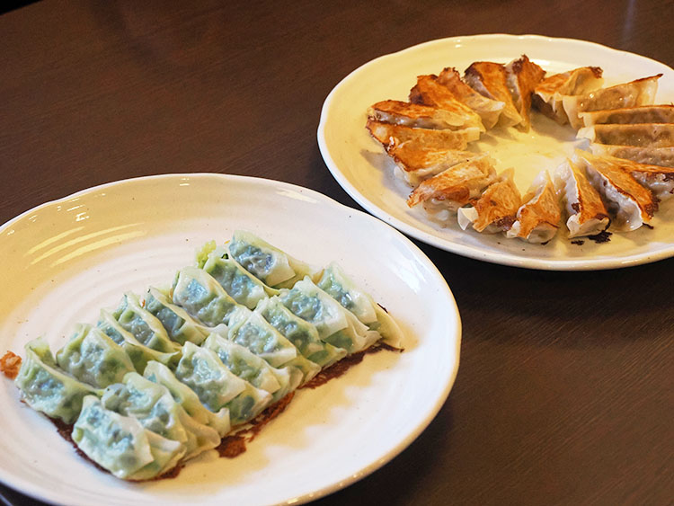 県や料理研究家らと共同開発した「野菜マシマシ餃子」