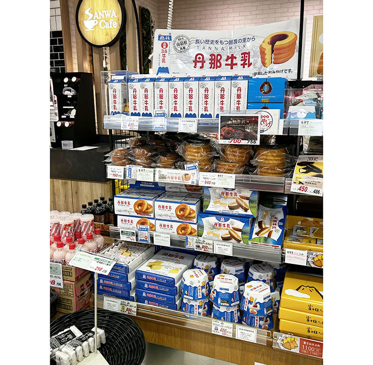 サービスエリアや道の駅以外の小売店でも展開される「丹那牛乳」関連商品（沼津ららぽーと）