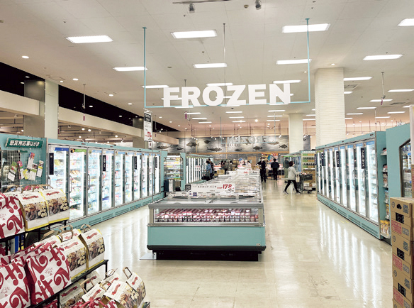 【食品売り場の見どころ】注目は冷凍食品売り場。以前の1.5倍の広さになりました