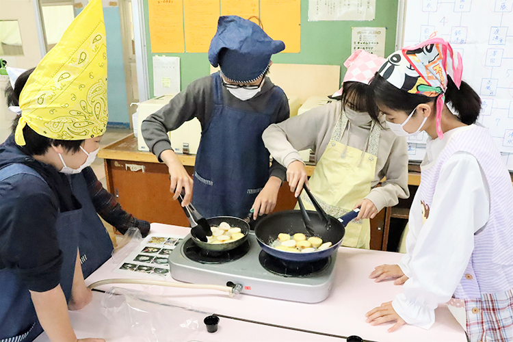 乾物を使った食育授業では麩ラスク作りなどを小学生が体験
