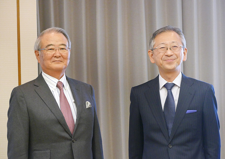 堀切功章会長（左）はCEO職10年で毎年の利益更新、最高の形で経営のバトンを中野祥三郎社長に託す