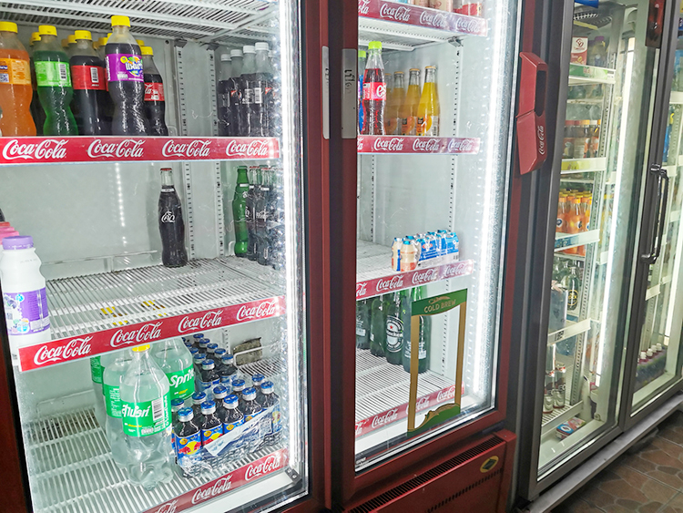 タイでは酷暑による飲料需要の急拡大で、小売店での売り切れが相次いでいる＝2023年5月8日、タイ・バンコクで小堀写す